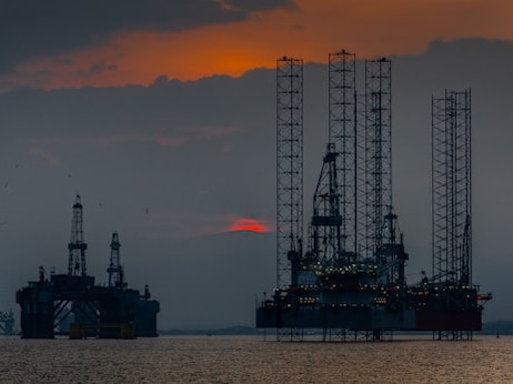 ОПЕК+ обсуждает отсрочку увеличения нефтедобычи