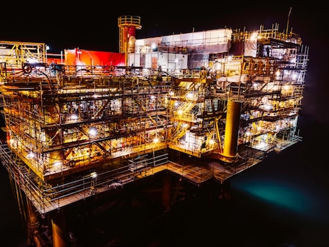 Нефть Brent показывает слабую динамику после роста