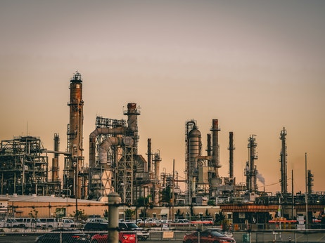 Цены на нефть снижаются, опасения по поводу спроса растут