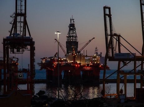 Рубль повышается на фоне дорожающей нефти