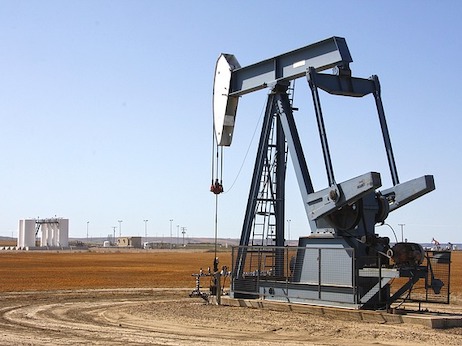 Цены на нефть снизились после роста до годовых максимумов