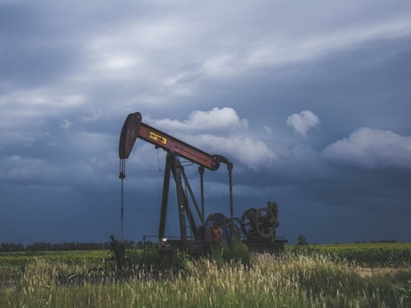 Трамп пока не повысил пошлины на канадскую нефть