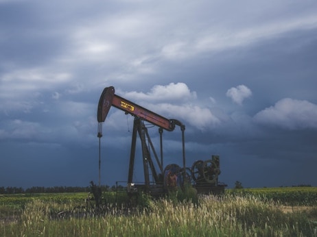 Нефть дорожает на фоне данных о сокращении запасов в США